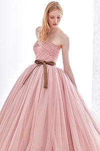 ピンクのチュールカラードレス